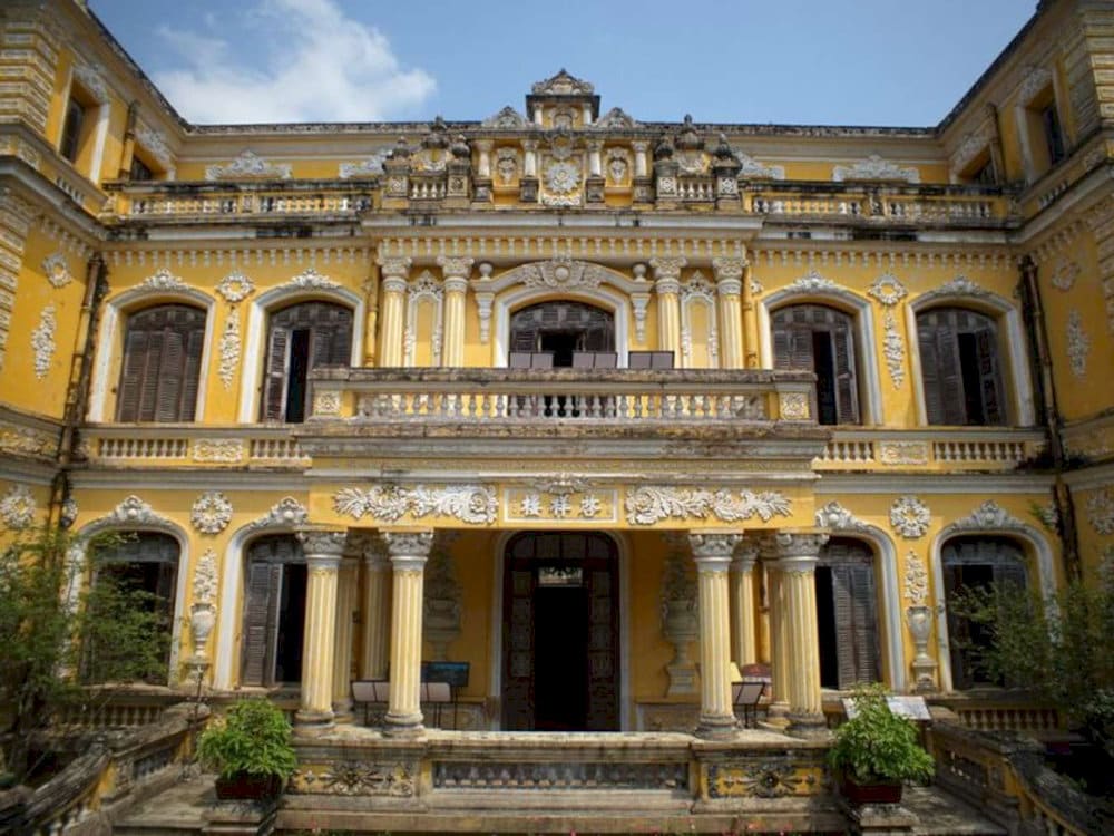 Khai Tuong Pavilion, where King Khai Dinh lived and worked, preserves the marks of a period 